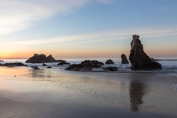 Falisty Ocean Uderzający Skalistą Plażę Matador Lśniący Pod Zachodem Słońca — Zdjęcie stockowe