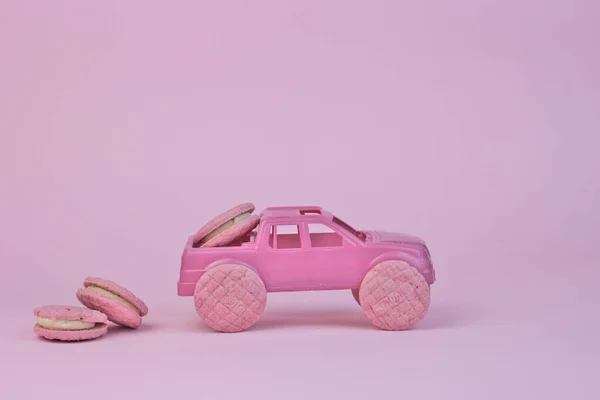 Een Close Shot Van Een Schattige Roze Auto Met Koekjes — Stockfoto