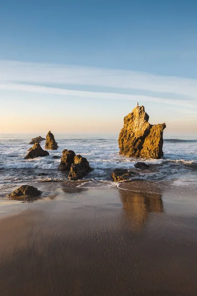 Falisty Ocean Uderzający Skalistą Plażę Matador Błyszczący Pod Pochmurnym Niebem — Zdjęcie stockowe