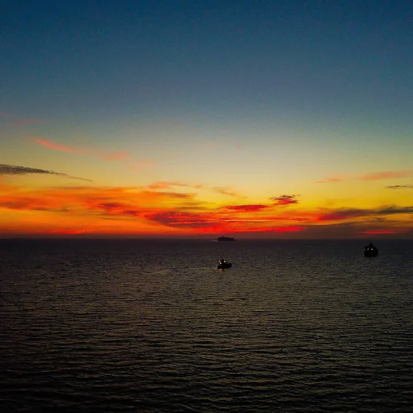 Una Toma Aérea Del Océano Capturado Impresionante Colorido Atardecer — Foto de Stock