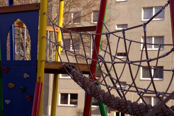 Ein Kletternetz Auf Einem Leeren Spielplatz Geschlossen Wegen Der Covid — Stockfoto