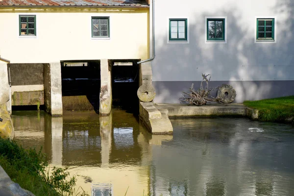 Cliché Des Eaux Usées Accumulées Aux Fondations Vieilles Maisons — Photo