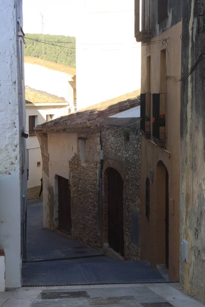 狭い通路と古代の石造りのアパートの垂直ショット — ストック写真