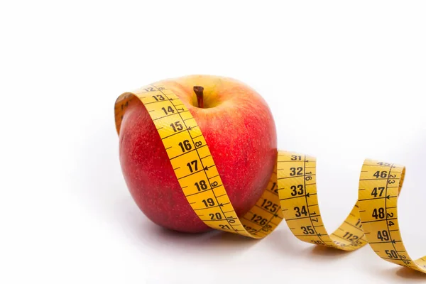 測定テープが白い背景に隔離されたリンゴ 減量の概念 — ストック写真