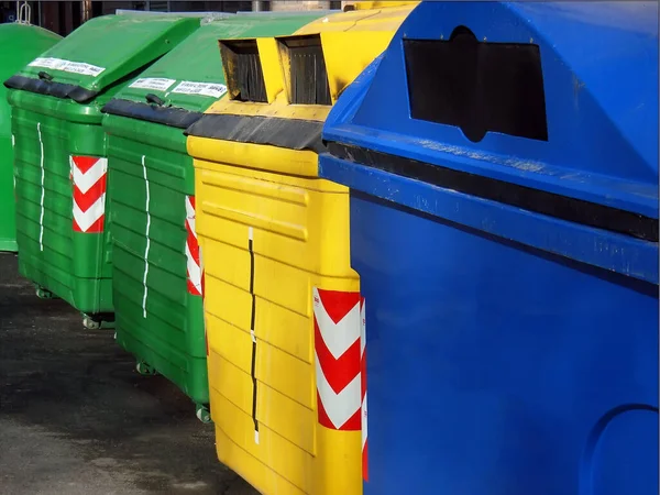 Barevné Recyklační Kontejnery Třídění Materiálů — Stock fotografie