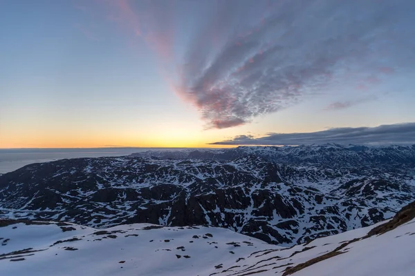 Fascinante Disparo Hermosas Montañas Cubiertas Nieve Durante Puesta Del Sol — Foto de Stock