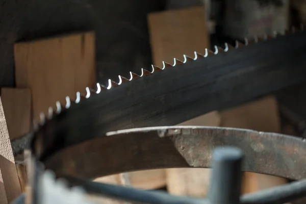 Primer Plano Una Sierra Metal Afilada Capturada Una Fábrica Bajo — Foto de Stock