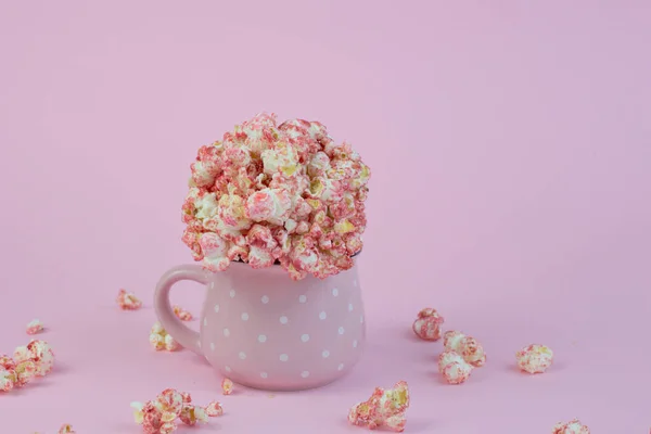 Zbliżenie Ujęcia Popcornu Cupof Odizolowanego Różowym Tle — Zdjęcie stockowe