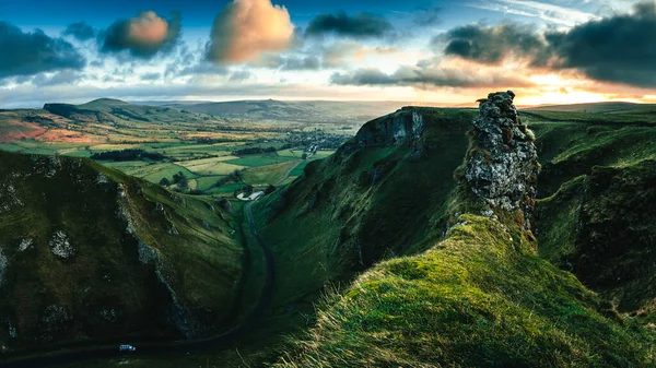 Vacker Bild Hög Topp Gröna Berg Molnig Dag Derbyshire — Stockfoto