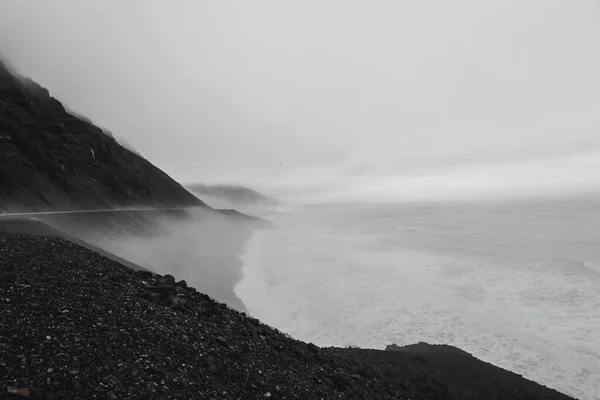 Een Grijs Schot Van Kliffen Omgeven Door Zee Bedekt Door — Stockfoto