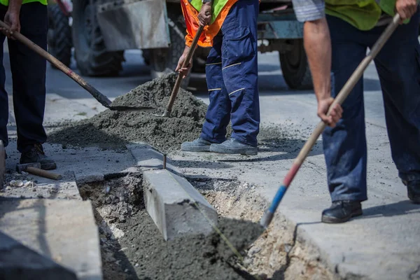 Een Arbeider Met Uniformen Vult Het Gat Met Cement Voor — Stockfoto