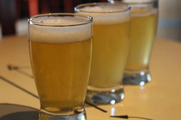 Primer Plano Vasos Cerveza Sobre Fondo Borroso — Foto de Stock