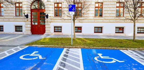 Een Hoge Hoek Van Twee Invalidenparkeerplaatsen — Stockfoto