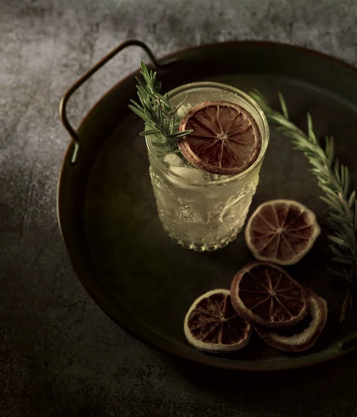 Una Verticales Calientes Vaso Agua Con Hielo Seco — Foto de Stock