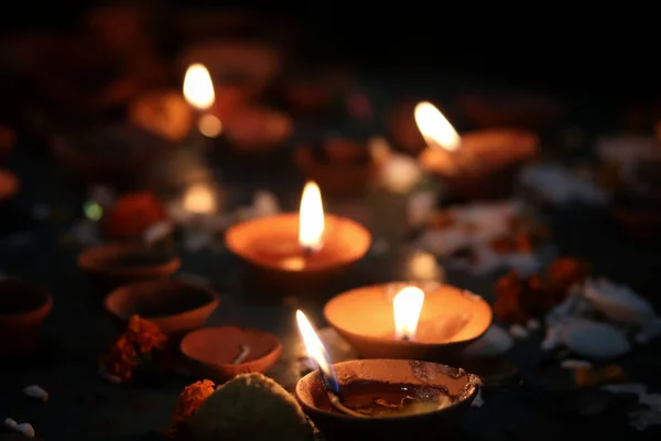 Ein Selektiver Fokus Schoss Flammende Diwali Kerzen Mit Blütenblättern Den — Stockfoto