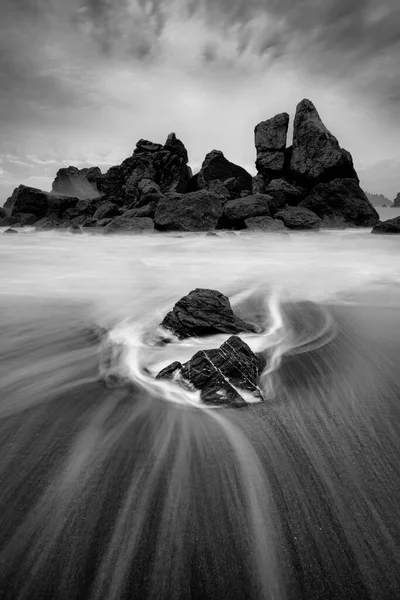 Een Grijswaarden Shot Een Zeegezicht Noord Californië Strand Usa — Stockfoto