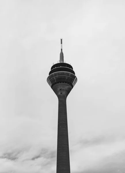 Een Vert Grijswaarden Opname Van Een Televisietoren Düsseldorf Duitsland — Stockfoto