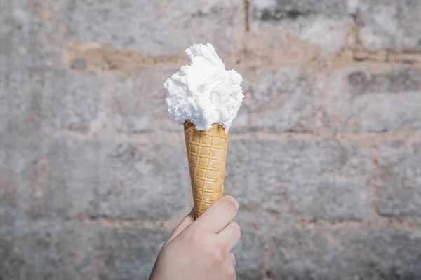 Close Uma Pessoa Segurando Sorvete Com Sabor Limão Com Cone — Fotografia de Stock