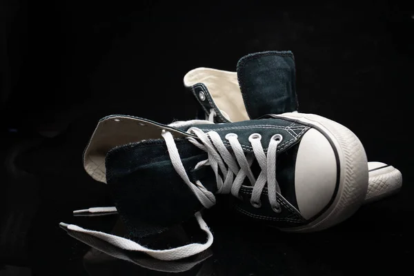 Ένα Ζευγάρι Κομψά Sneakers Μαύρο Φόντο — Φωτογραφία Αρχείου
