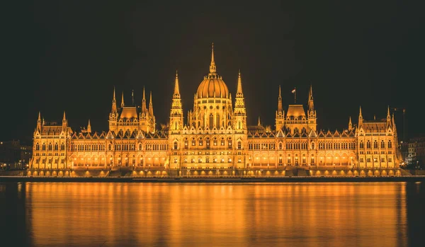 Edifício Parlamento Húngaro Com Luzes Noite Refletidas Lago — Fotografia de Stock