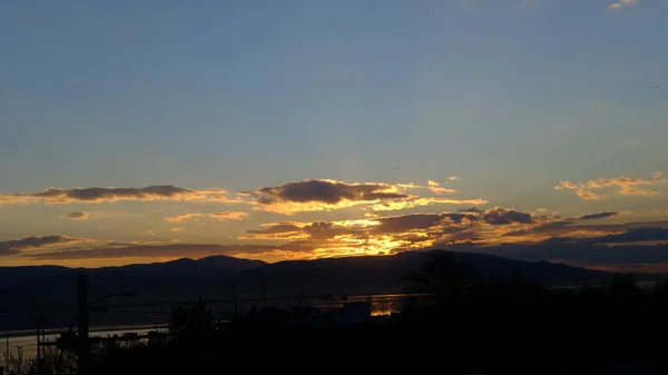 Orilla Del Mar Atardecer Con Montañas Fondo —  Fotos de Stock