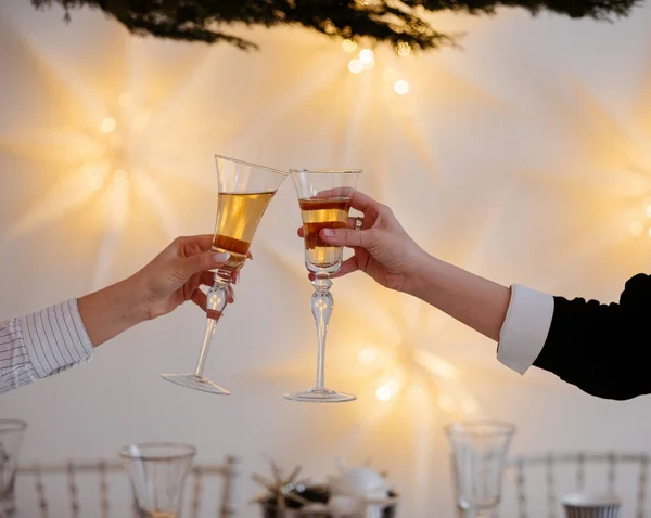 Foco Suave Das Mãos Casal Fazendo Brinde Para Celebrar Seu — Fotografia de Stock