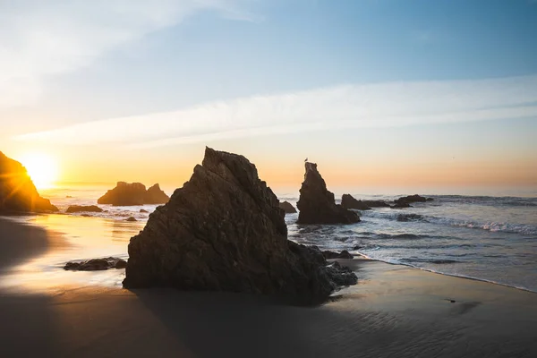 在加利福尼亚州马里布的落日下 波涛汹涌的大海拍打着岩石般的马塔多海滩 闪闪发光 — 图库照片
