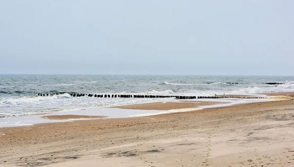 Tiro Horizontal Quebra Mares Mar Báltico Costa Sarbinowo Polônia — Fotografia de Stock