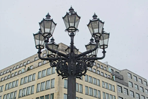 Een Lage Hoek Opname Van Een Sierlijke Straatlamp Een Winterse — Stockfoto