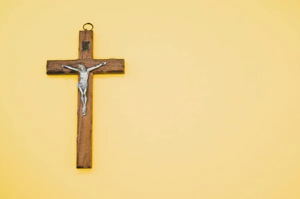 Plan Rapproché Une Crucifixion Bois Christ Croix Sur Fond Jaune — Photo