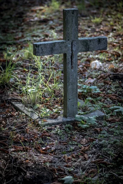 Starý Dřevěný Kříž Pozadí Hřbitova — Stock fotografie