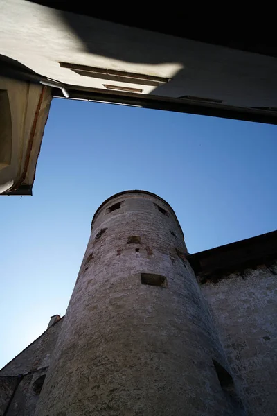 Eine Flache Aufnahme Eines Turms Einer Alten Mittelalterlichen Burg — Stockfoto