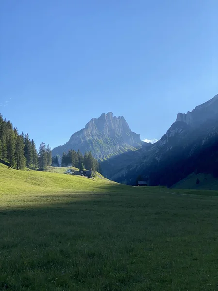 Piękny Zielony Krajobraz Wysokimi Skalistymi Górami — Zdjęcie stockowe
