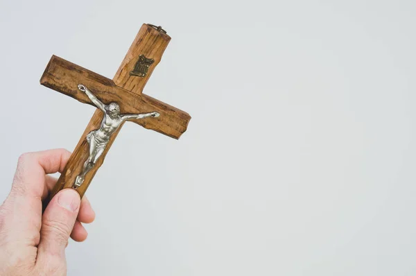 Closeup Shot Hand Holding Wooden Crucifixion Christ Cross Gray Background — Stock Photo, Image