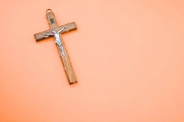 Zbliżenie Ujęcia Drewnianego Ukrzyżowania Chrystusa Krzyża Pastelowym Brzoskwiniowym Tle — Zdjęcie stockowe