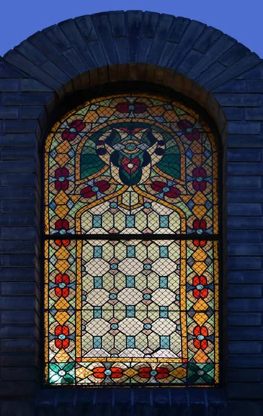 Vertikal Bild Färgglad Målat Glasfönster Synagogan Serbien Kvällen — Stockfoto