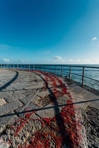 ポルトガルのカスカイスの大西洋上に舗装された道から垂直ショット — ストック写真