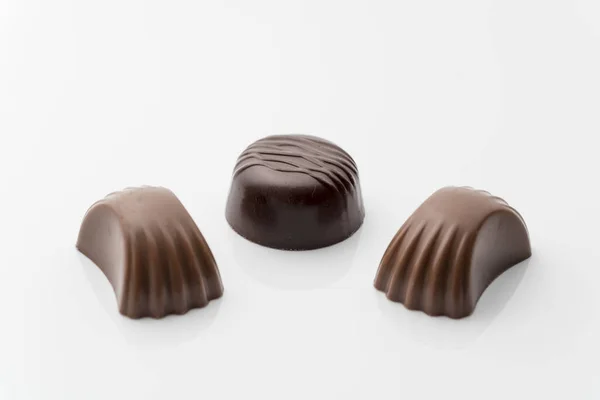 Tiro Close Doces Chocolate Saborosos Fundo Branco — Fotografia de Stock