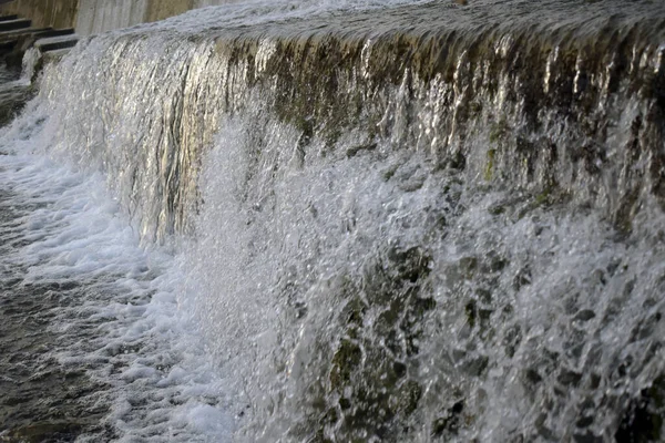 Eine Nahaufnahme Des Klaren Wassers Das Von Den Felsen Park — Stockfoto