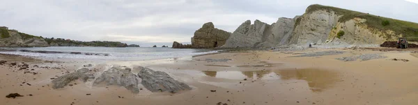 Panoramic Shot Cliffy Seashore Wavy Sea Cloudy Sky — Stock Photo, Image