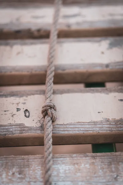 Een Verticaal Schot Van Verweerde Planken Verbonden Met Een Touw — Stockfoto