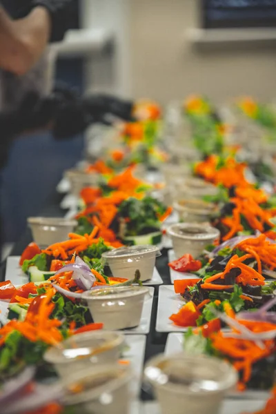 Disparo Vertical Ensalada Verduras Salsa Recipientes Plástico Preparación Para Una — Foto de Stock