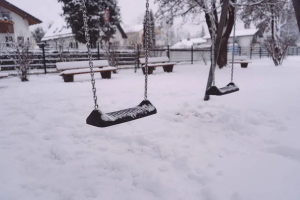 Primer Plano Columpios Patio Cubierto Nieve Invierno — Foto de Stock