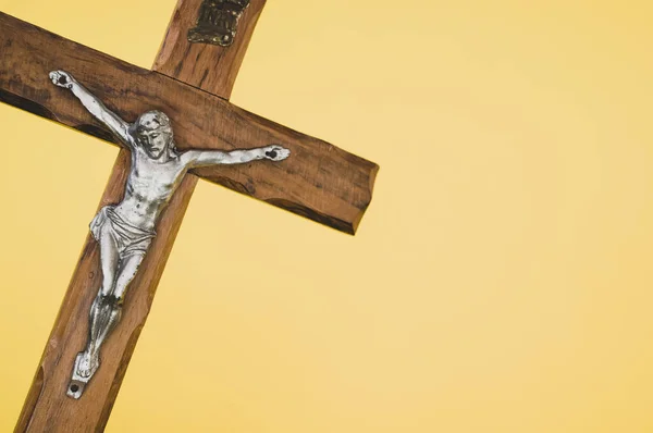 Closeup Shot Wooden Crucifixion Christ Cross Yellow Background — Stock Photo, Image