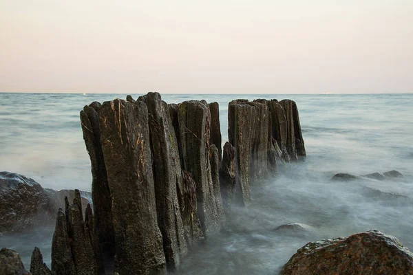 Gün Batımında Rocky Beach Havadan Çekilmiş Görüntüsü — Stok fotoğraf