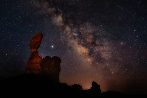 ユタ州のバランスロック自然機能上の天の川銀河の美しい景色 — ストック写真