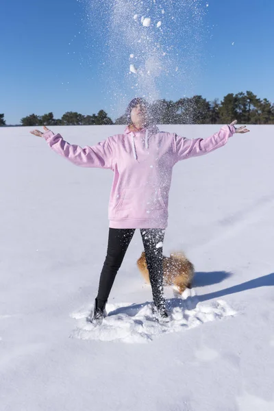 Una Joven Hembra Una Sudadera Rosa Arrojando Nieve Aire Día — Foto de Stock