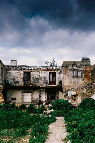 Portekiz Parede Dar Patikalı Eski Bir Binanın Dikey Görüntüsü — Stok fotoğraf