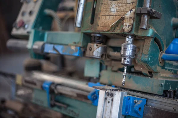 Tiro Close Uma Broca Metal Detalhe Uma Enorme Máquina Industrial — Fotografia de Stock