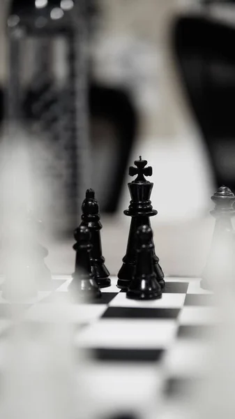 Вертикальный Селективный Фокус Черных Шахматных Фигур Шахматной Доске — стоковое фото